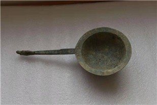 漢宜侯王龍首柄銅熨斗