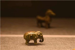 漢立姿銅象