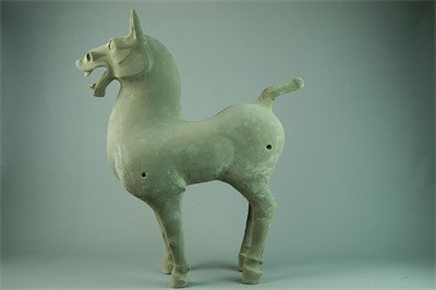 漢代立姿灰陶馬