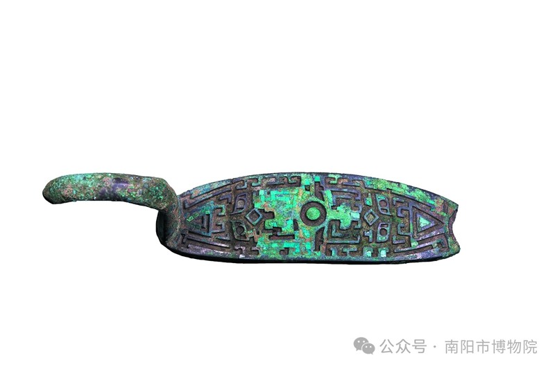 文明在宛 | 南陽(yáng)歷史基本陳列：鑲綠松石弓形器（13）